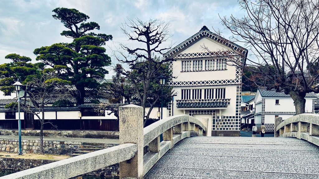 倉敷美観地区の石橋と白壁の建物。歴史と文化が感じられる風景