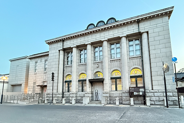 倉敷美観地区にある児島虎次郎記念館。旧中国銀行倉敷本町出張所の建物を活用した、ルネサンス様式の重厚な石造りの外観とステンドグラスが美しい歴史的建造物