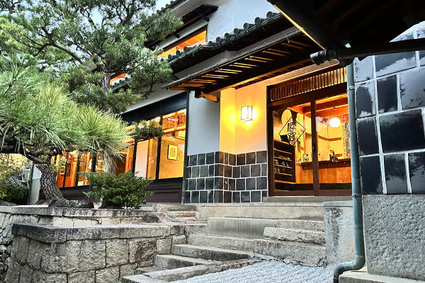 倉敷美観地区にある浮世絵美術館「国芳館」。旧中国銀行倉敷本町出張所の重厚な名建築を利用した美術館で、夜の温かな明かりに照らされた石階段と玄関の様子